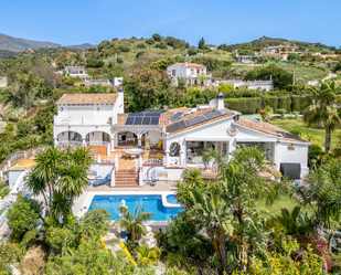 Vista exterior de Casa o xalet en venda en Estepona amb Jardí privat, Terrassa i Traster