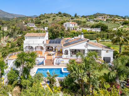 Vista exterior de Casa o xalet en venda en Estepona amb Jardí privat, Terrassa i Traster
