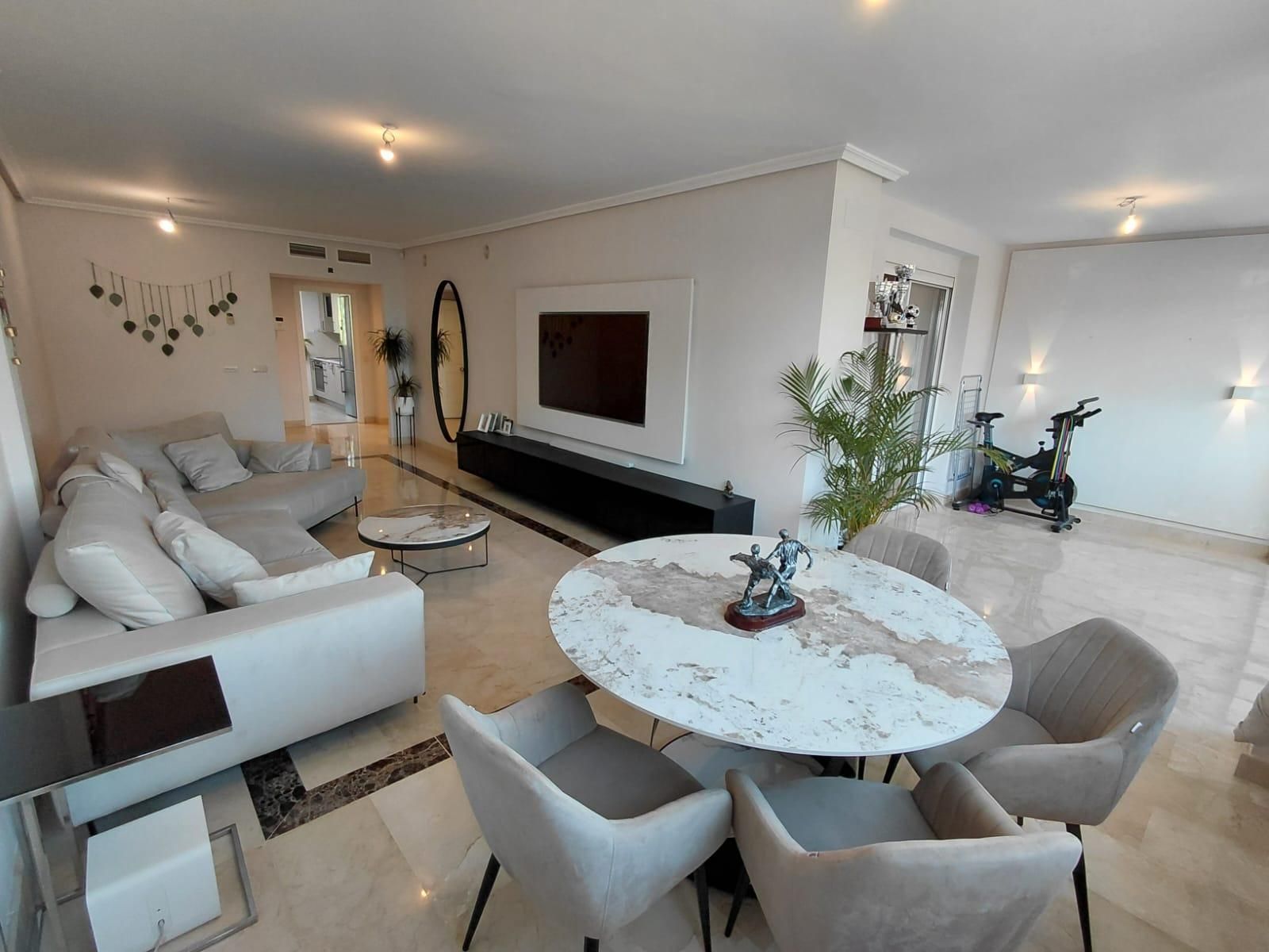 Sala d'estar de Pis en venda en Marbella amb Aire condicionat, Jardí privat i Piscina comunitària