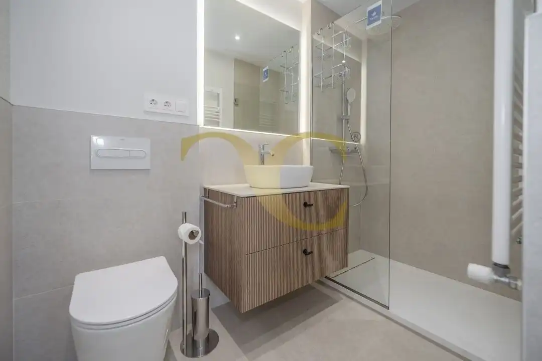 Badezimmer von Wohnung zur Miete in Madrid mit Klimaanlage, Heizung und Privatgarten