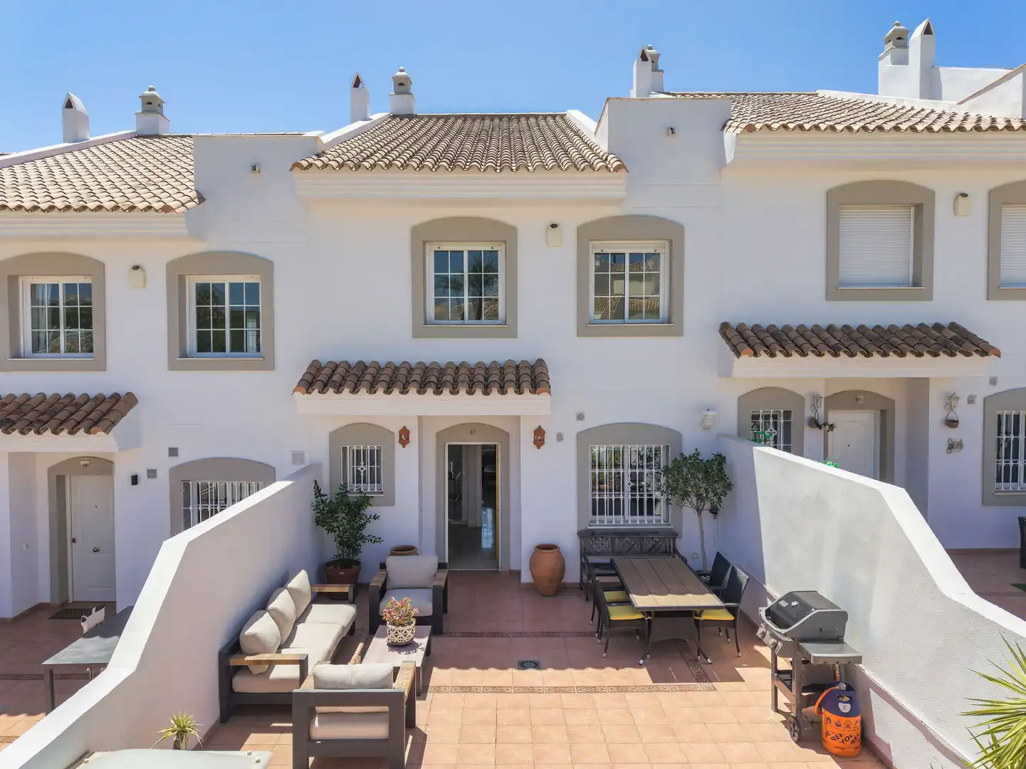 Vista exterior de Casa adosada en venta en Marbella con Aire acondicionado, Terraza y Piscina