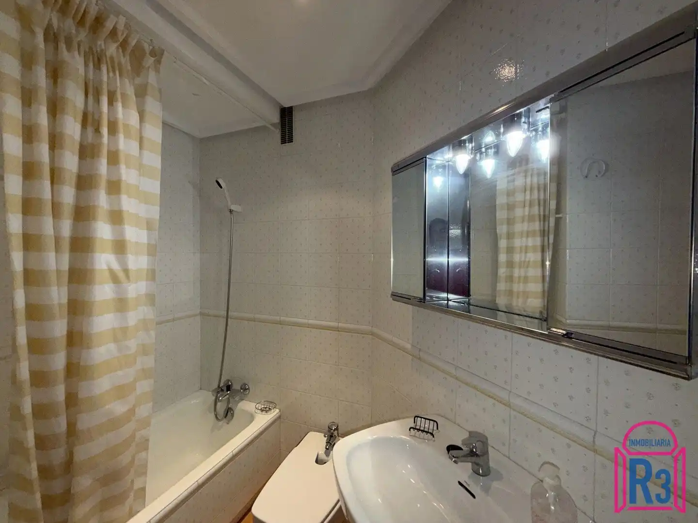 Wohnung zur Miete in Quiñones de León, Crucero