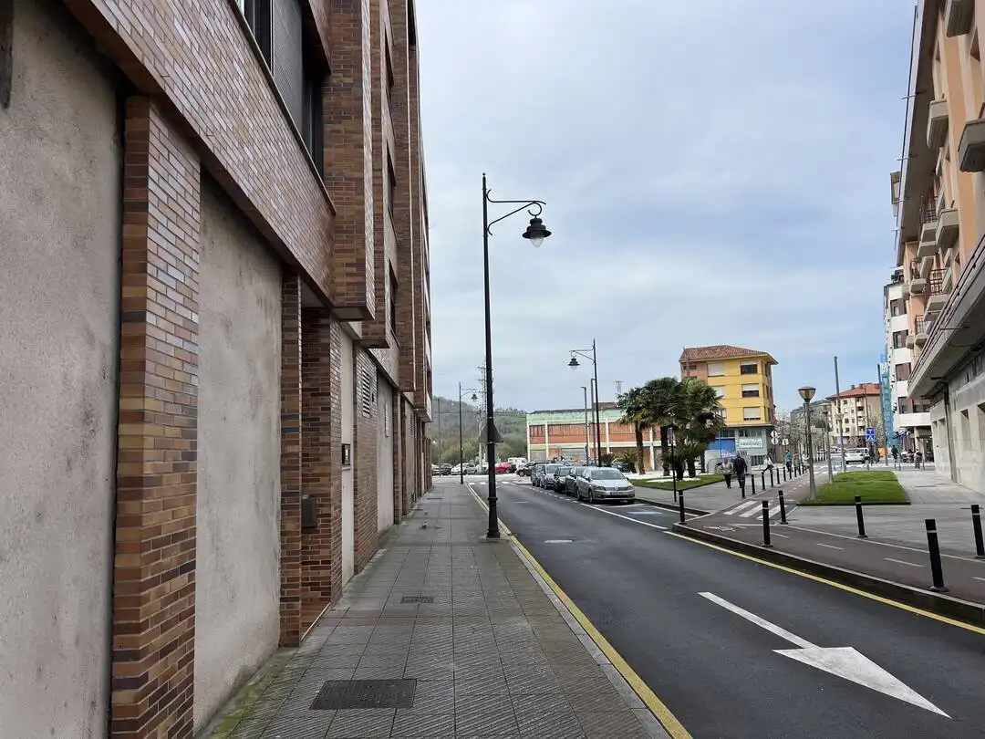 Vista exterior de Pis en venda en Siero amb Calefacció, Jardí privat i Parquet