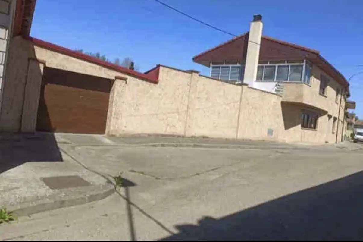 Vista exterior de Casa o xalet en venda en Mansilla Mayor amb Aire condicionat, Jardí privat i Parquet