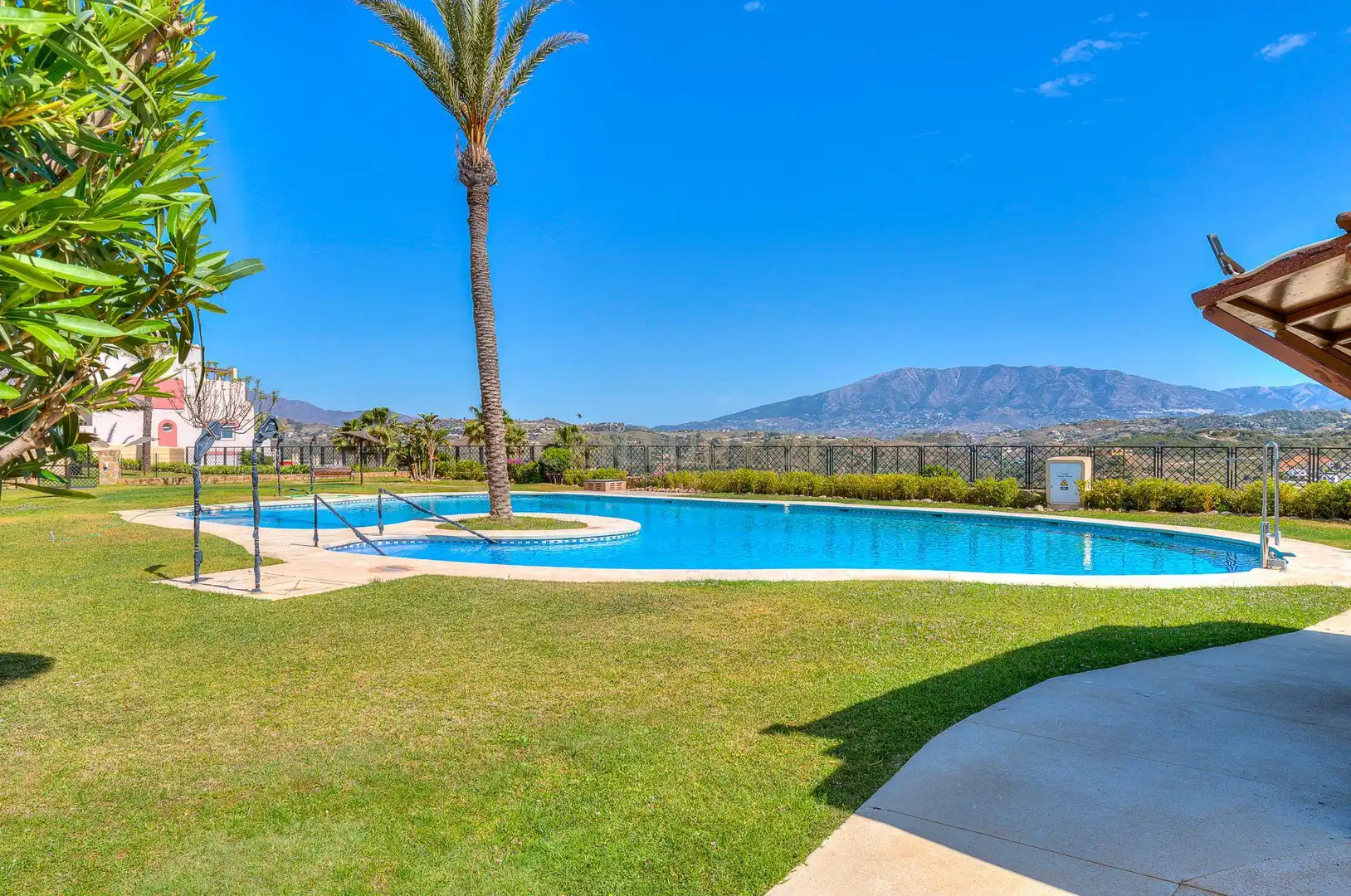 Schwimmbecken von Maisonette zum Verkauf in Mijas mit Klimaanlage, Privatgarten und Abstellraum