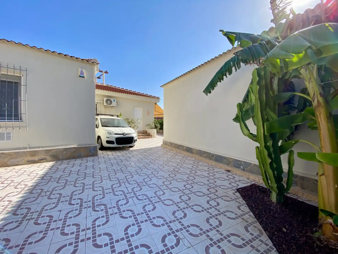 Vista exterior de Casa o xalet en venda en Rojales amb Aire condicionat, Calefacció i Jardí privat