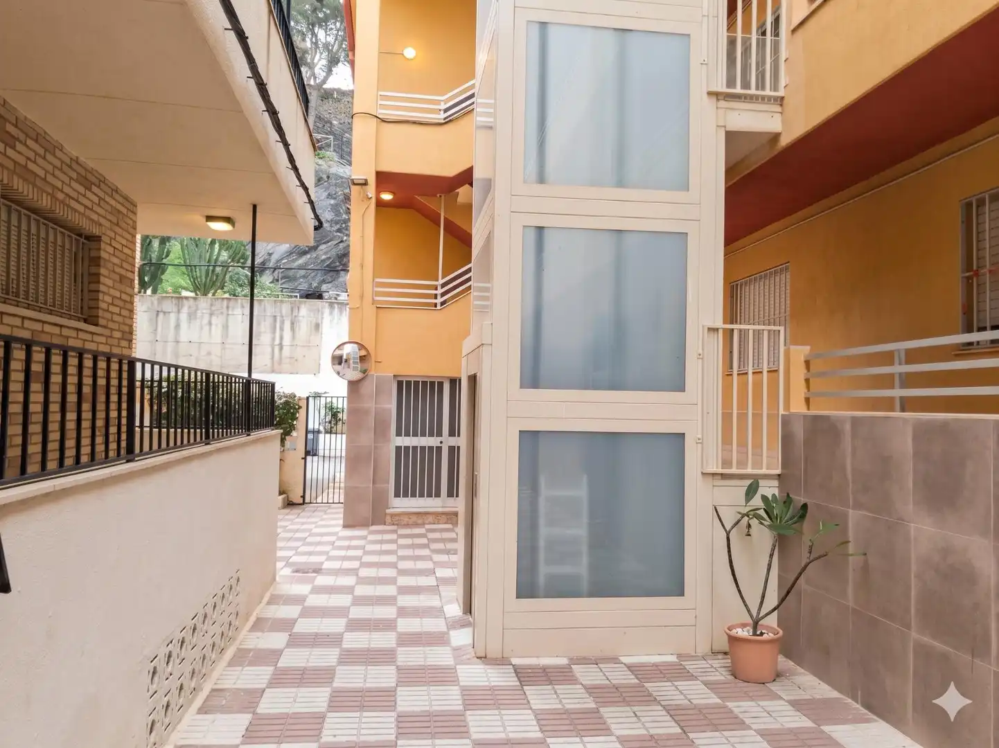 Vista exterior de Piso en venta en Almuñécar con Calefacción, Amueblado y Balcón