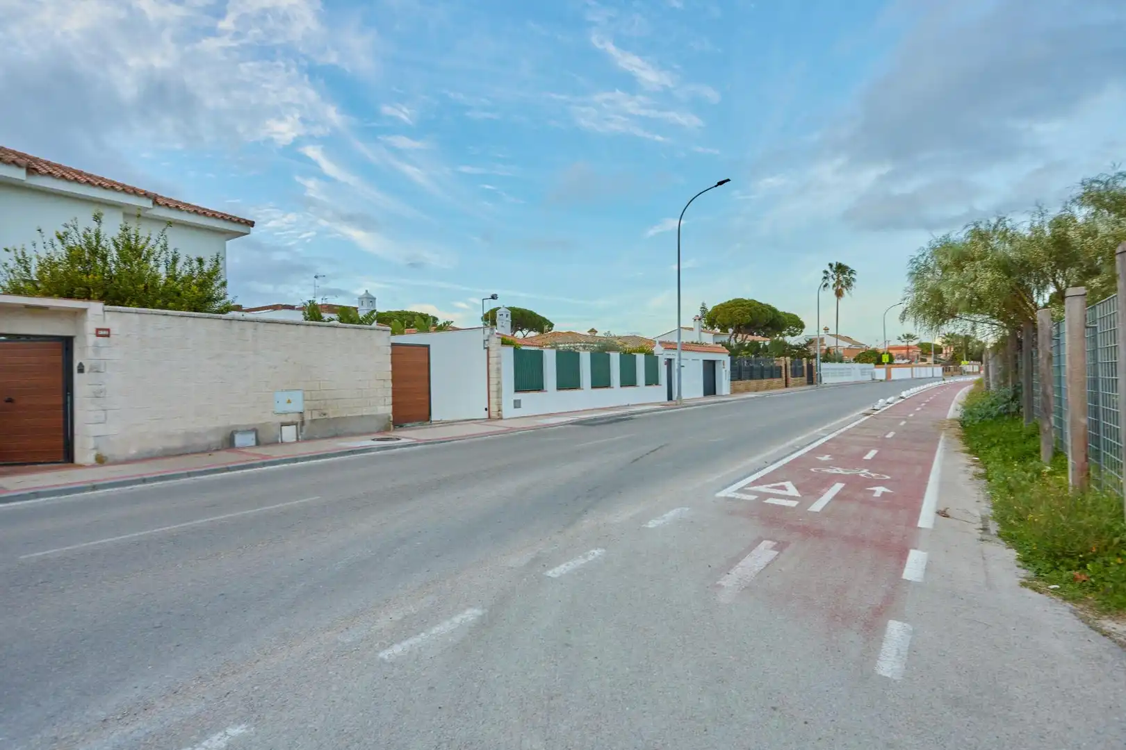 Vista exterior de Casa o xalet en venda en El Puerto de Santa María amb Jardí privat i Piscina comunitària