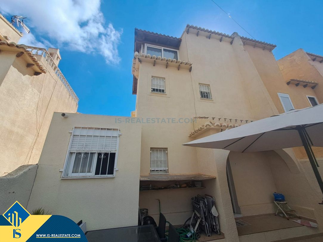 Vista exterior de Casa o xalet en venda en Torrevieja amb Aire condicionat, Calefacció i Jardí privat