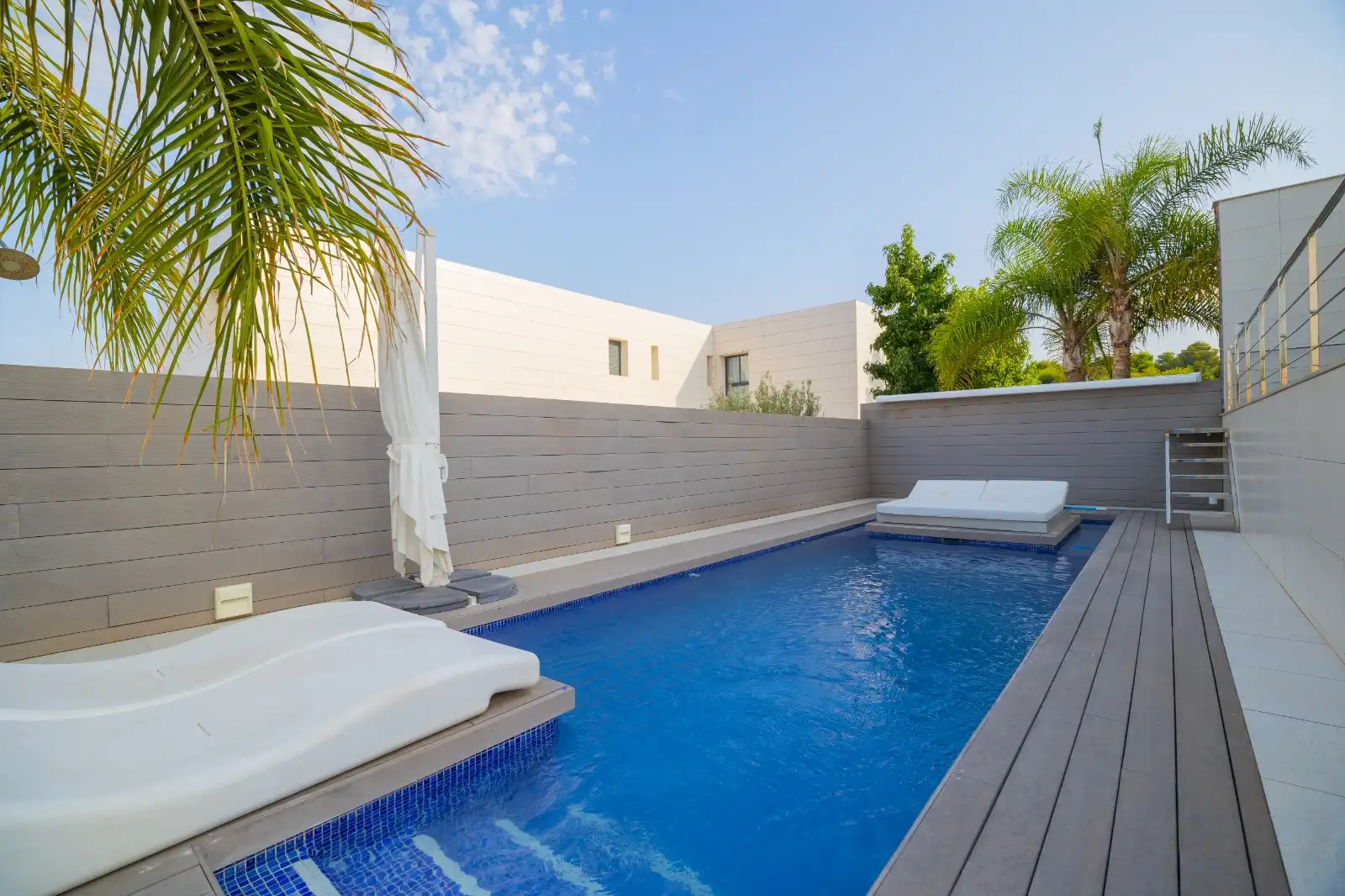 Piscina de Casa adosada en venda en Torrent amb Aire condicionat, Jardí privat i Parquet