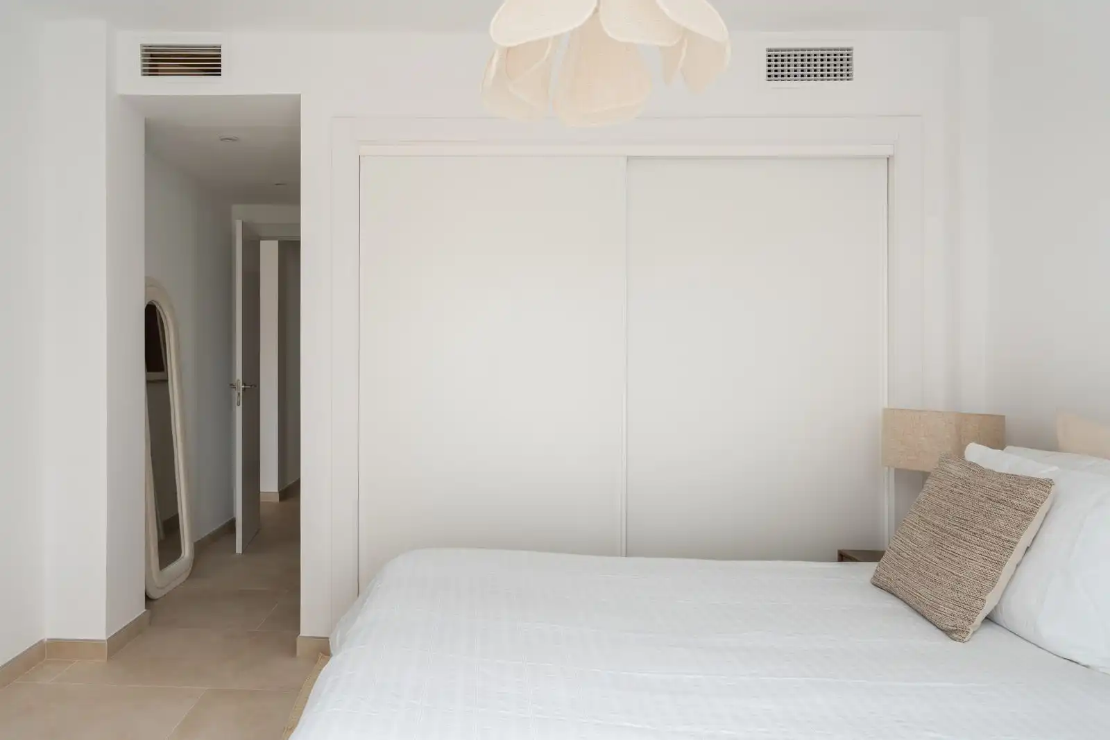 Schlafzimmer von Wohnung zum Verkauf in Benahavís mit Klimaanlage, Terrasse und Möbliert