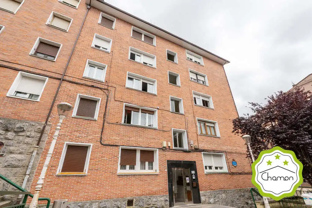 Vista exterior de Pis en venda en Bilbao  amb Calefacció, Jardí privat i Moblat