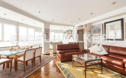 Living room of Flat for sale in  Madrid Capital  with Air Conditioner, Heating and Parquet flooring