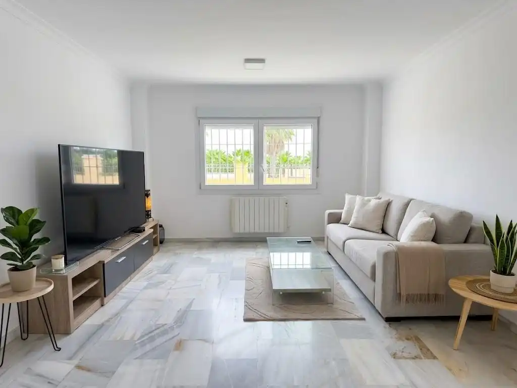 Sala d'estar de Casa o xalet en venda en Torremolinos amb Aire condicionat, Calefacció i Jardí privat