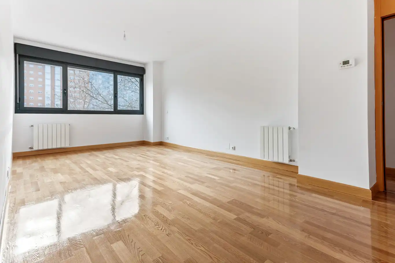 Bedroom of Flat for sale in Madrid  with Air Conditioner, Terrace and Storage room