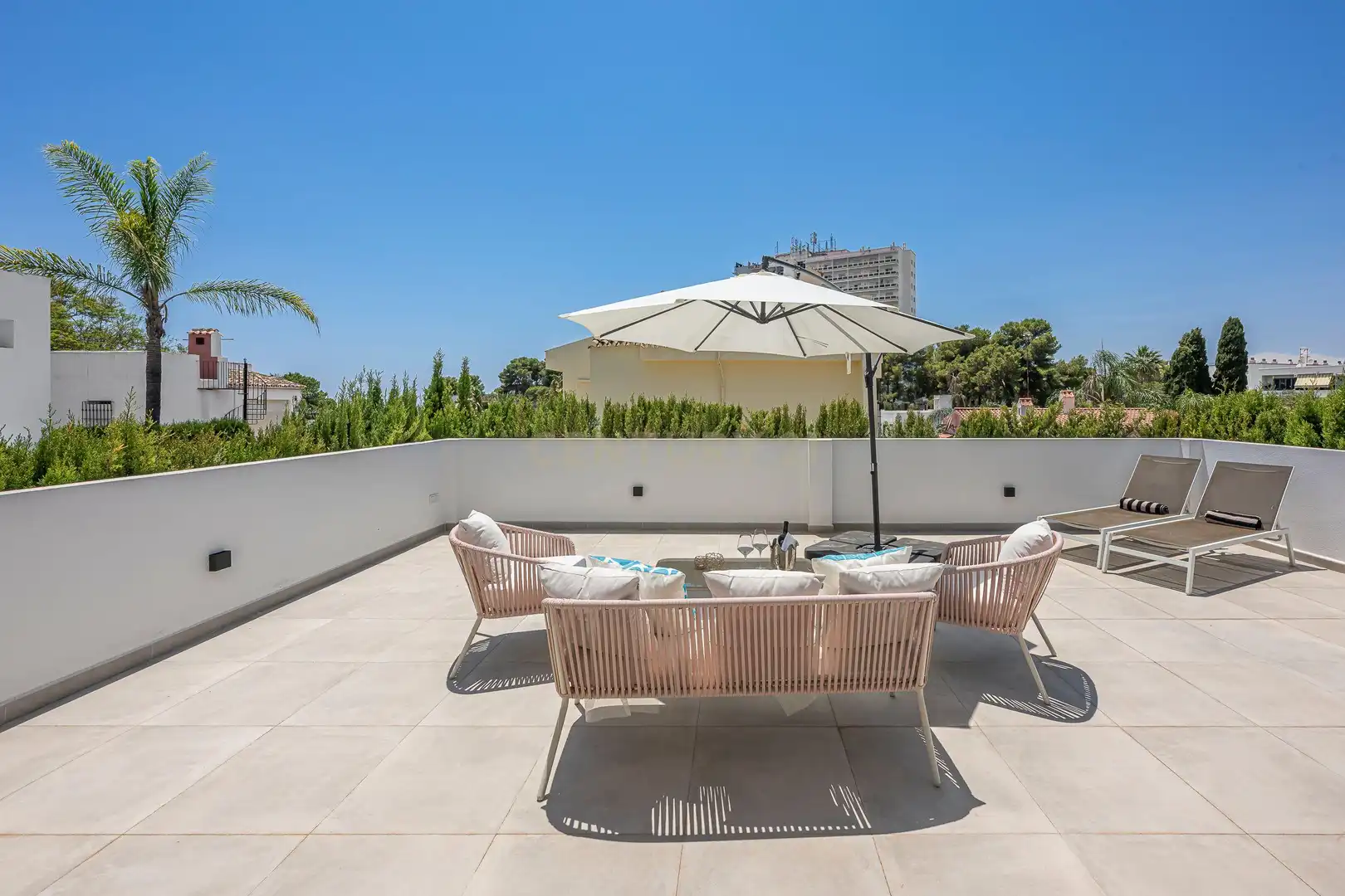 Terrasse von Haus oder Chalet zum Verkauf in Marbella mit Klimaanlage, Privatgarten und Abstellraum