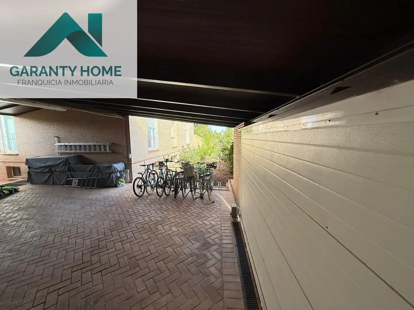 Vista exterior de Casa adosada en venta en Layos con Aire acondicionado, Calefacción y Jardín privado