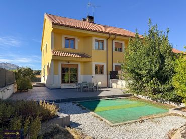 Casa pareada con balcón en venta en Calle REAL