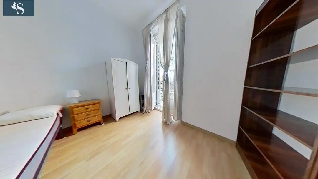 Dormitori de Apartament de lloguer en Madrid amb Balcó i Alarma