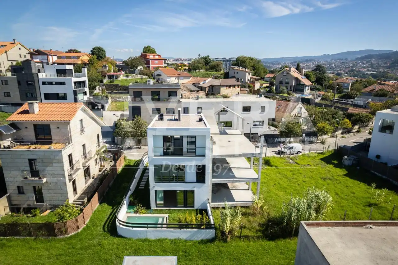 Vista exterior de Casa adosada en venta en Vigo  con Calefacción y Jardín privado