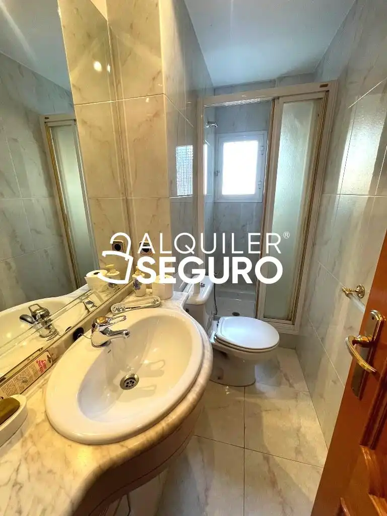 Badezimmer von Wohnung zur Miete in Madrid mit Heizung, Terrasse und Möbliert