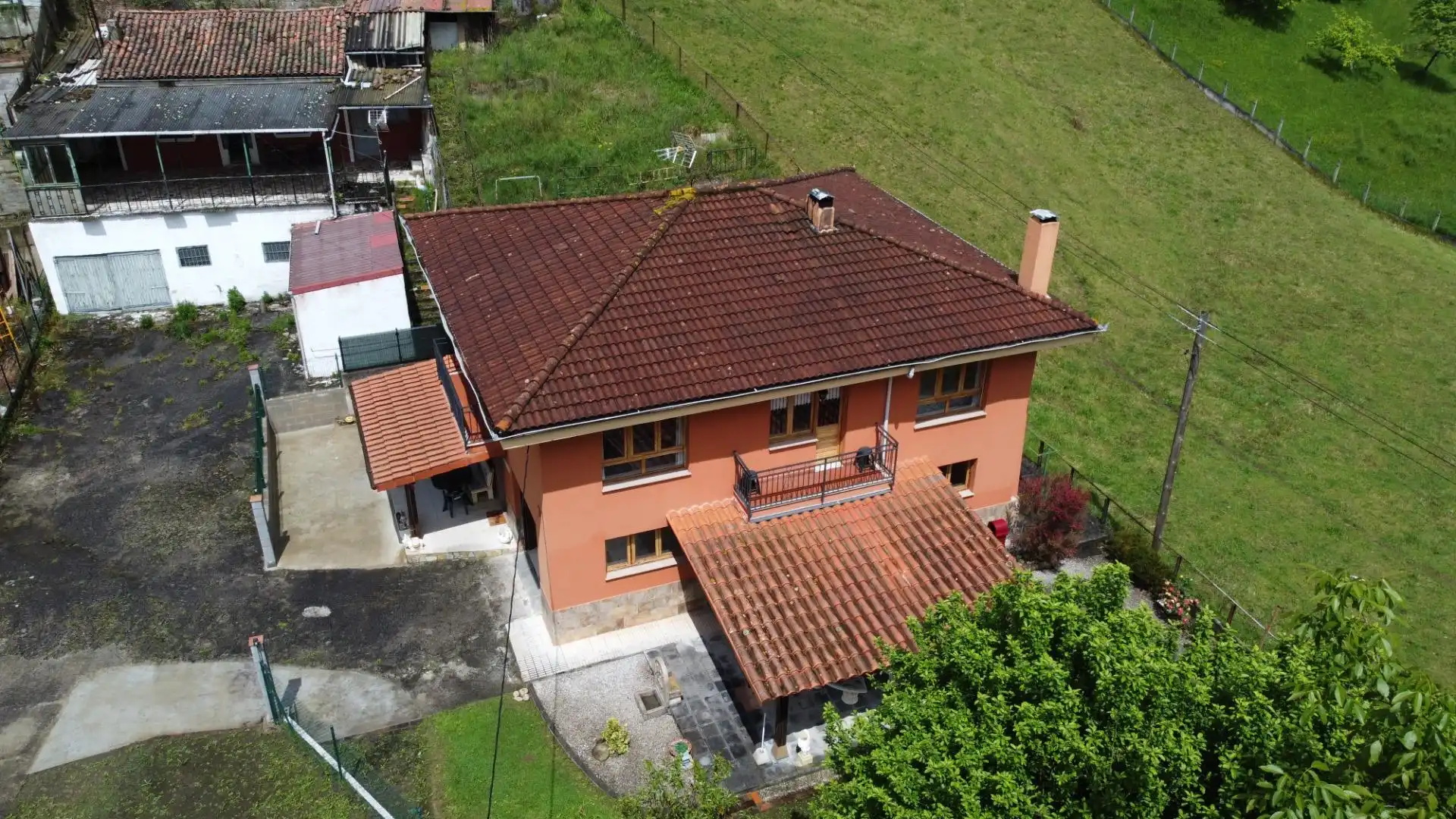 Vista exterior de Casa o xalet en venda en San Martín del Rey Aurelio amb Calefacció, Jardí privat i Terrassa