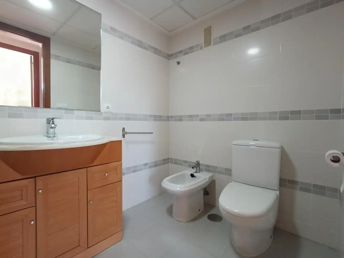 Baño de Piso en venta en Alicante / Alacant con Aire acondicionado, Jardín privado y Trastero