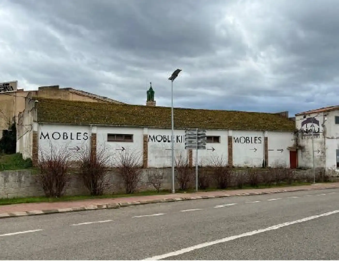 Außenansicht von Fabrikhallen zur Miete in Masllorenç