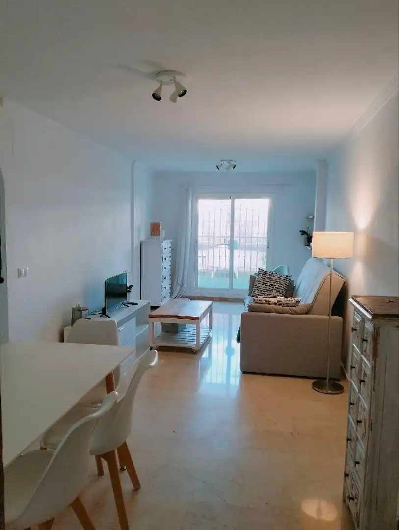 Sala de estar de Piso en venta en Benalmádena con Jardín privado, Terraza y Amueblado