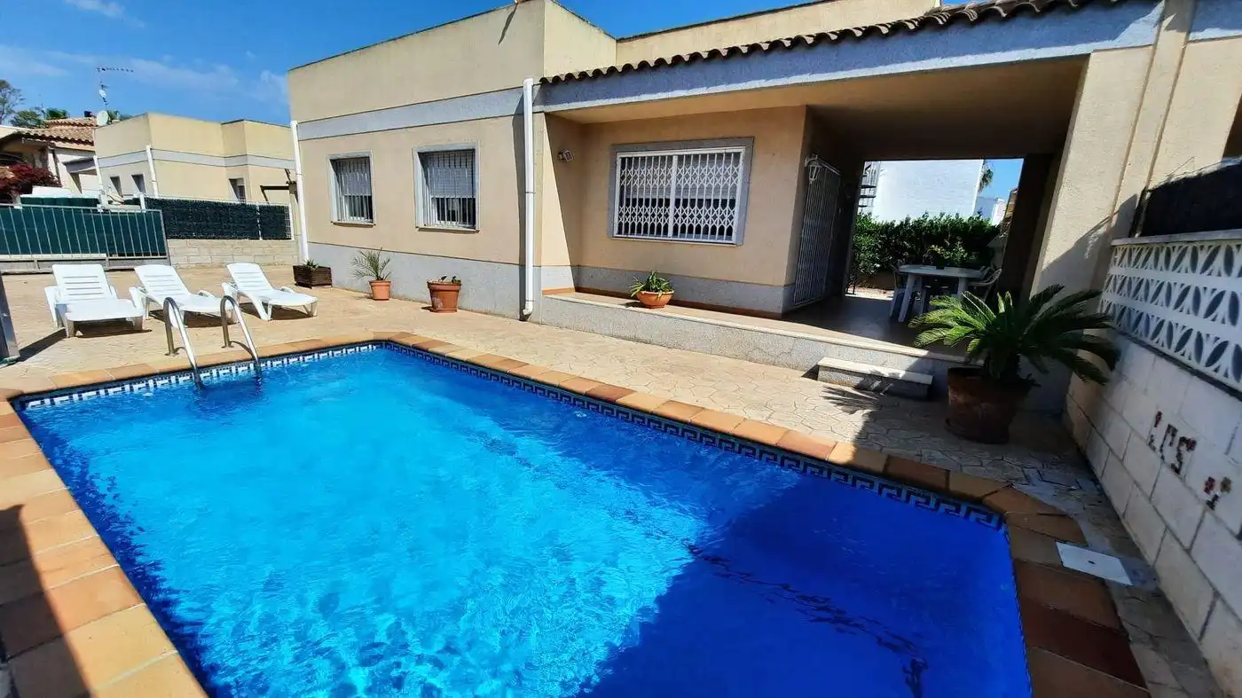 Villa con piscina in vendita a Deltebre