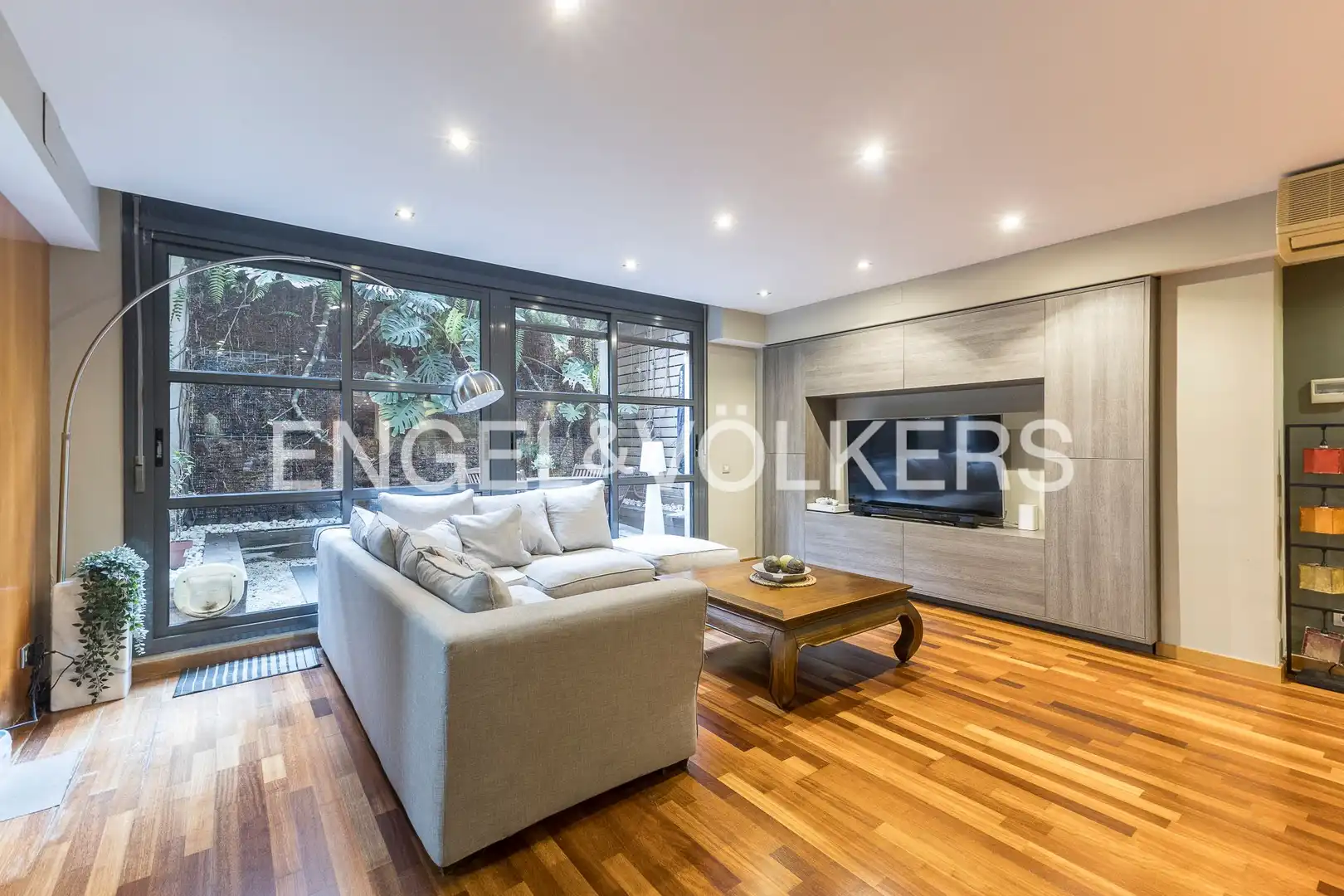 Sala de estar de Dúplex en venta en  Barcelona Capital con Calefacción, Parquet y Amueblado