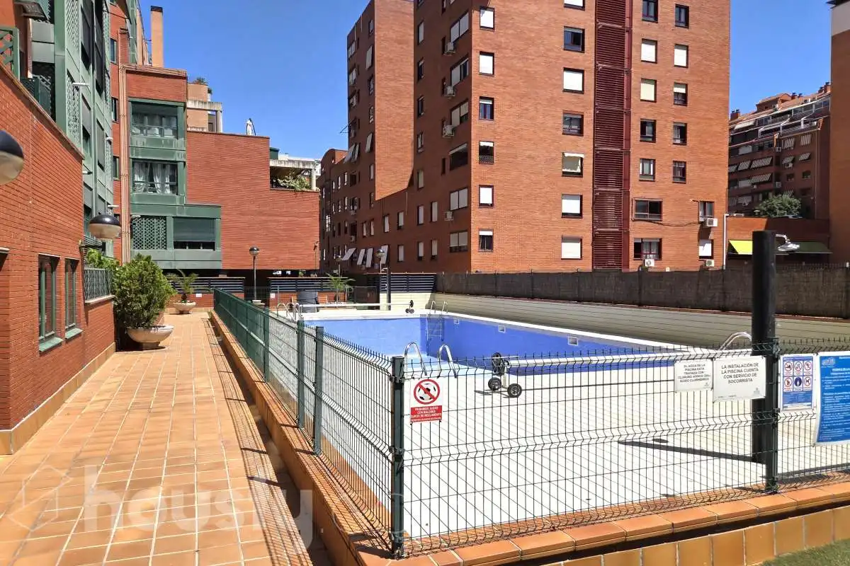 Piscina de Pis de lloguer en Madrid amb Aire condicionat, Calefacció i Moblat