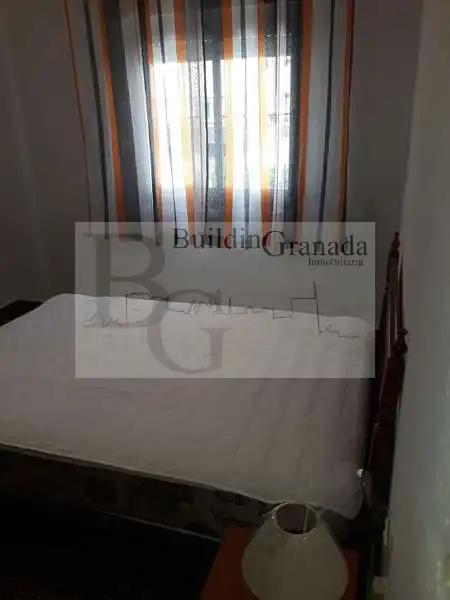 Habitación de Piso de alquiler en Granada con Terraza y Microondas