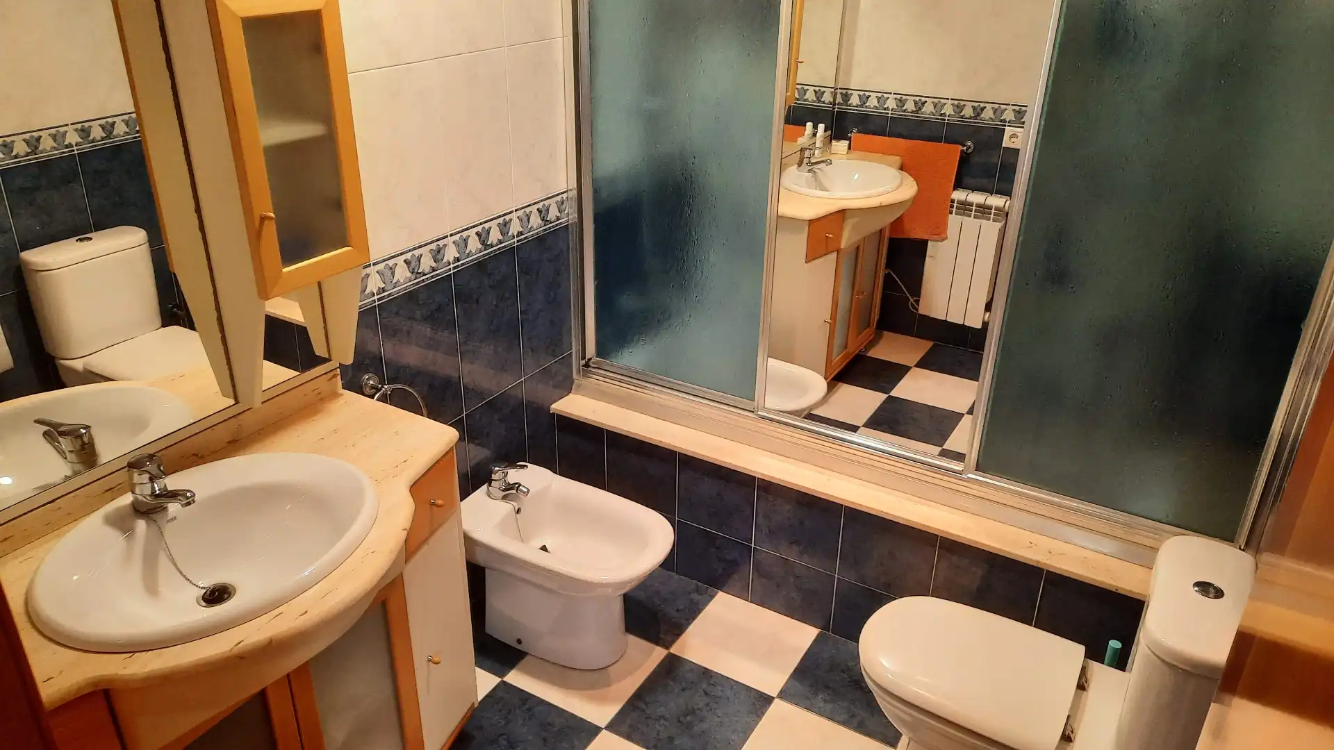 Badezimmer von Einfamilien-Reihenhaus zum Verkauf in Vinaròs mit Klimaanlage, Heizung und Privatgarten