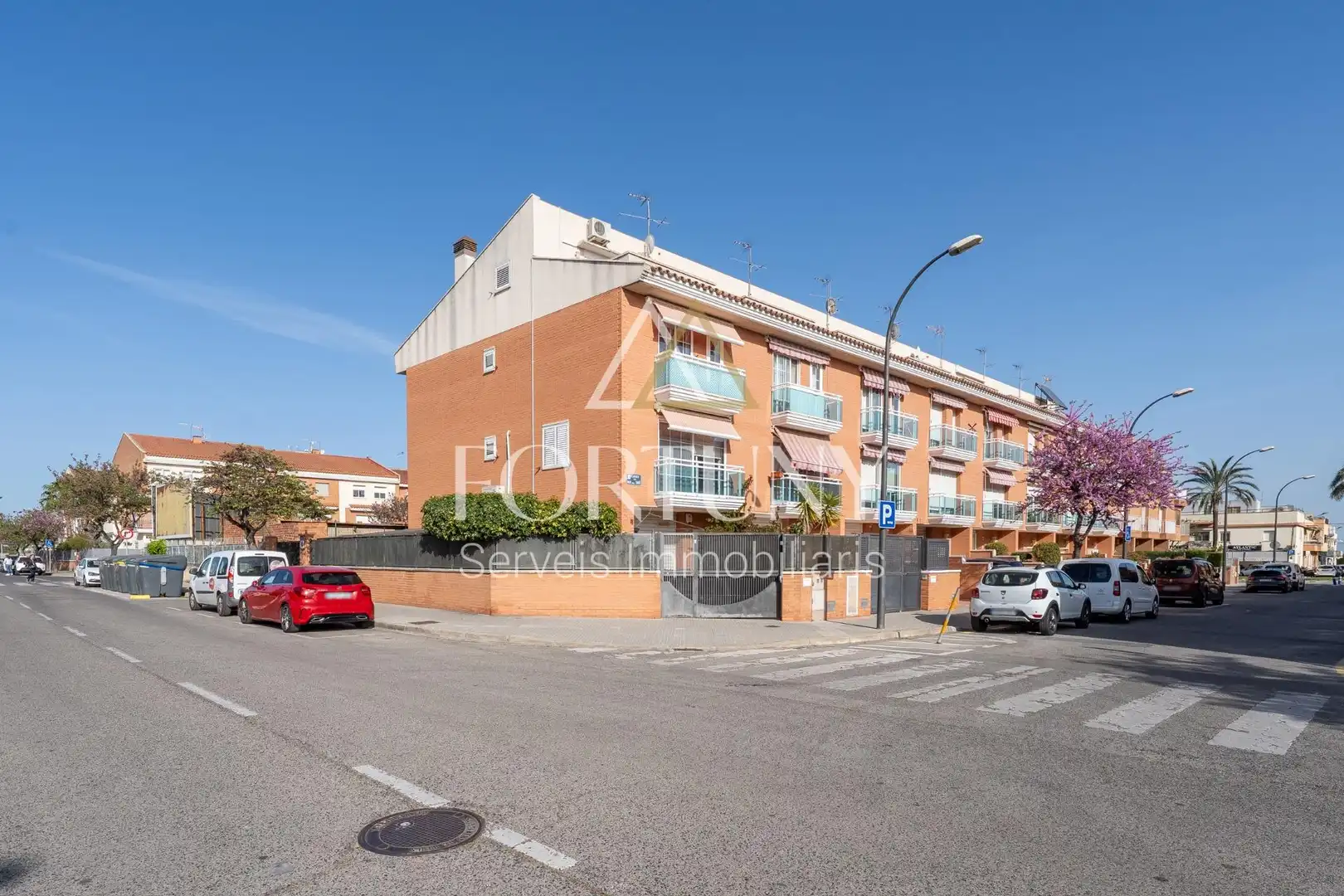 Außenansicht von Einfamilien-Reihenhaus zum Verkauf in Reus mit Klimaanlage und Balkon