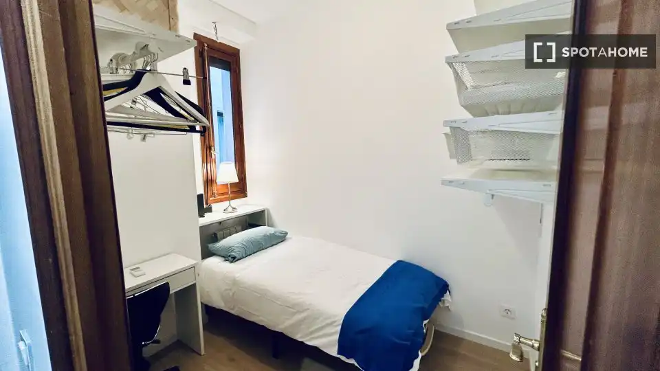 Dormitori de Apartament per a compartir en Madrid amb Aire condicionat, Calefacció i Terrassa