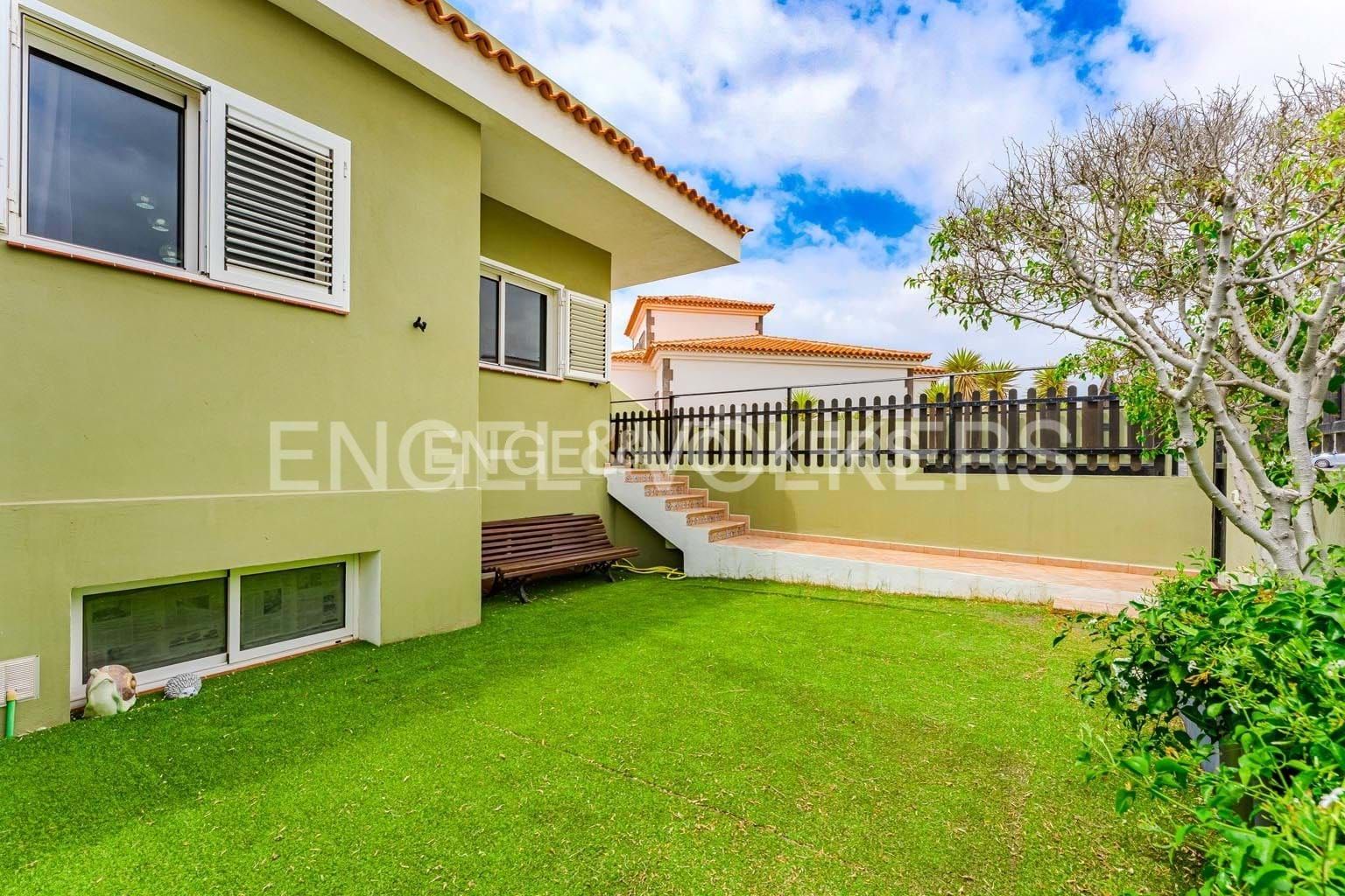 Vista exterior de Casa o xalet en venda en Granadilla de Abona amb Terrassa, Moblat i Jacuzzi