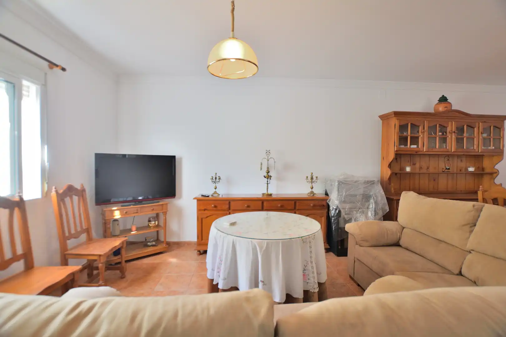 Sala d'estar de Pis en venda en Ronda amb Terrassa i Balcó