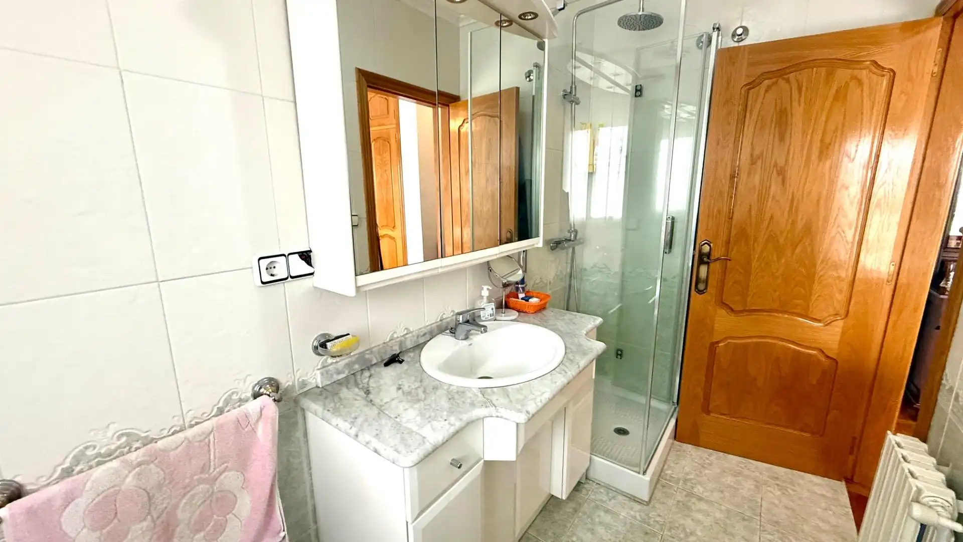 Bathroom of Country homes for sale in Toén  with Private garden, Storage room and Swimming Pool