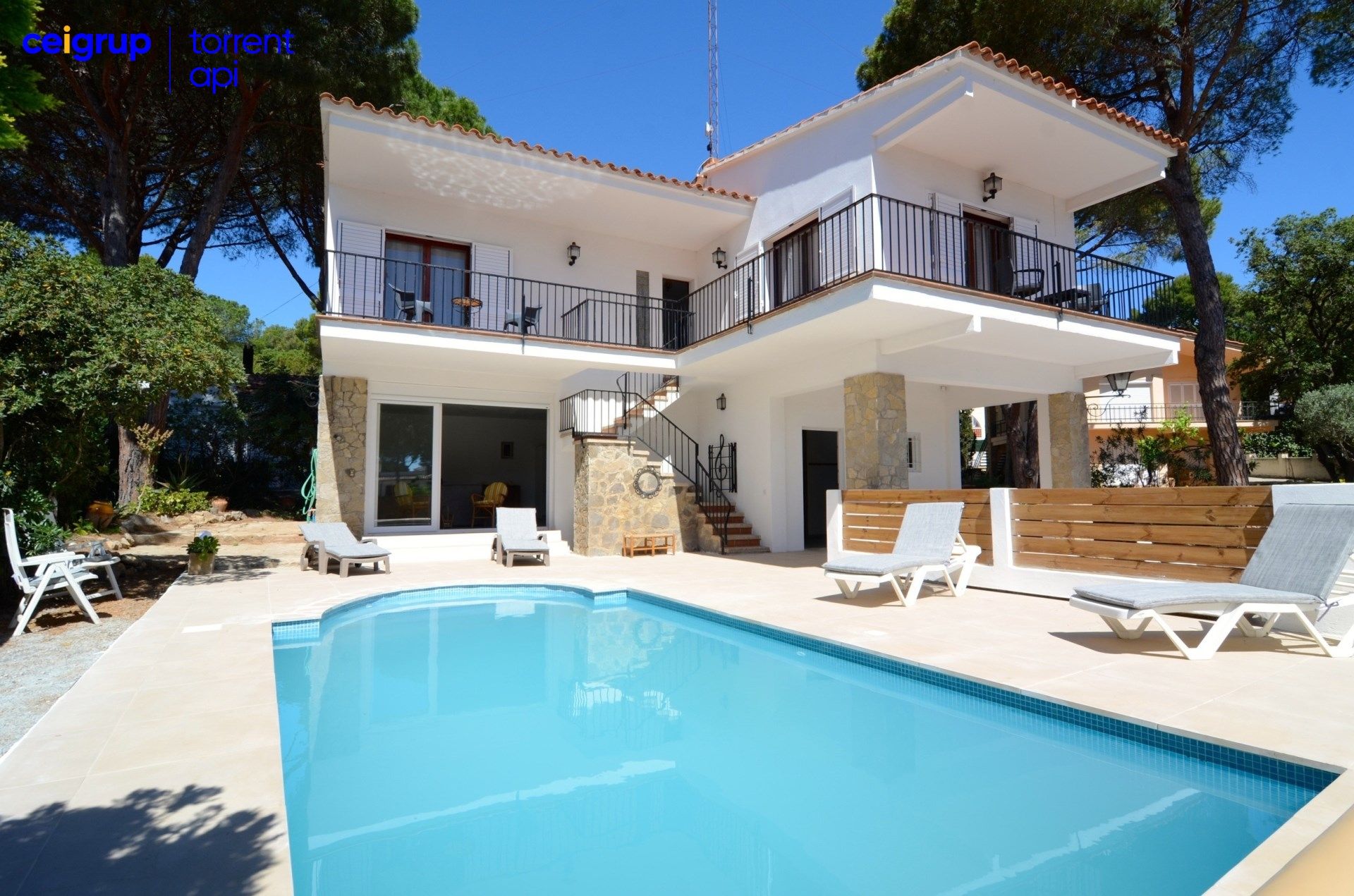 Vista exterior de Casa o xalet en venda en L'Escala amb Terrassa, Piscina i Moblat