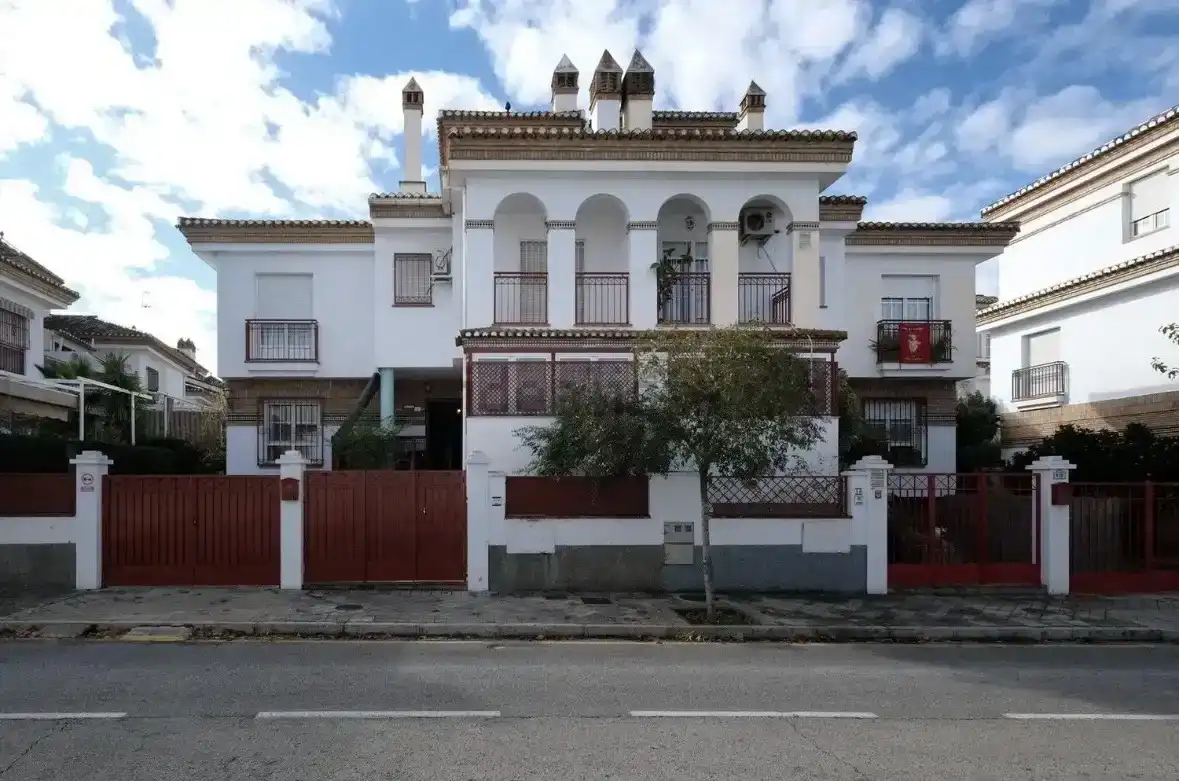 Vista exterior de Casa adosada en venda en  Granada Capital amb Aire condicionat i Balcó