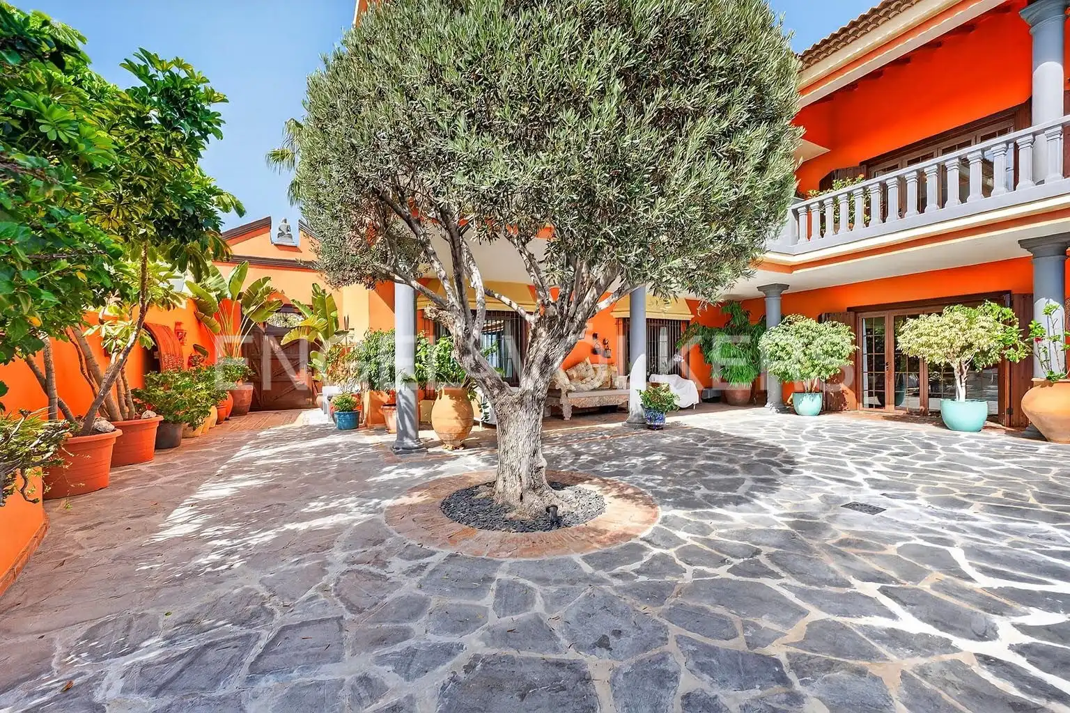 Vista exterior de Casa o xalet en venda en Adeje amb Terrassa, Piscina i Moblat