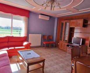 Sala d'estar de Casa adosada en venda en Pastriz amb Aire condicionat i Terrassa