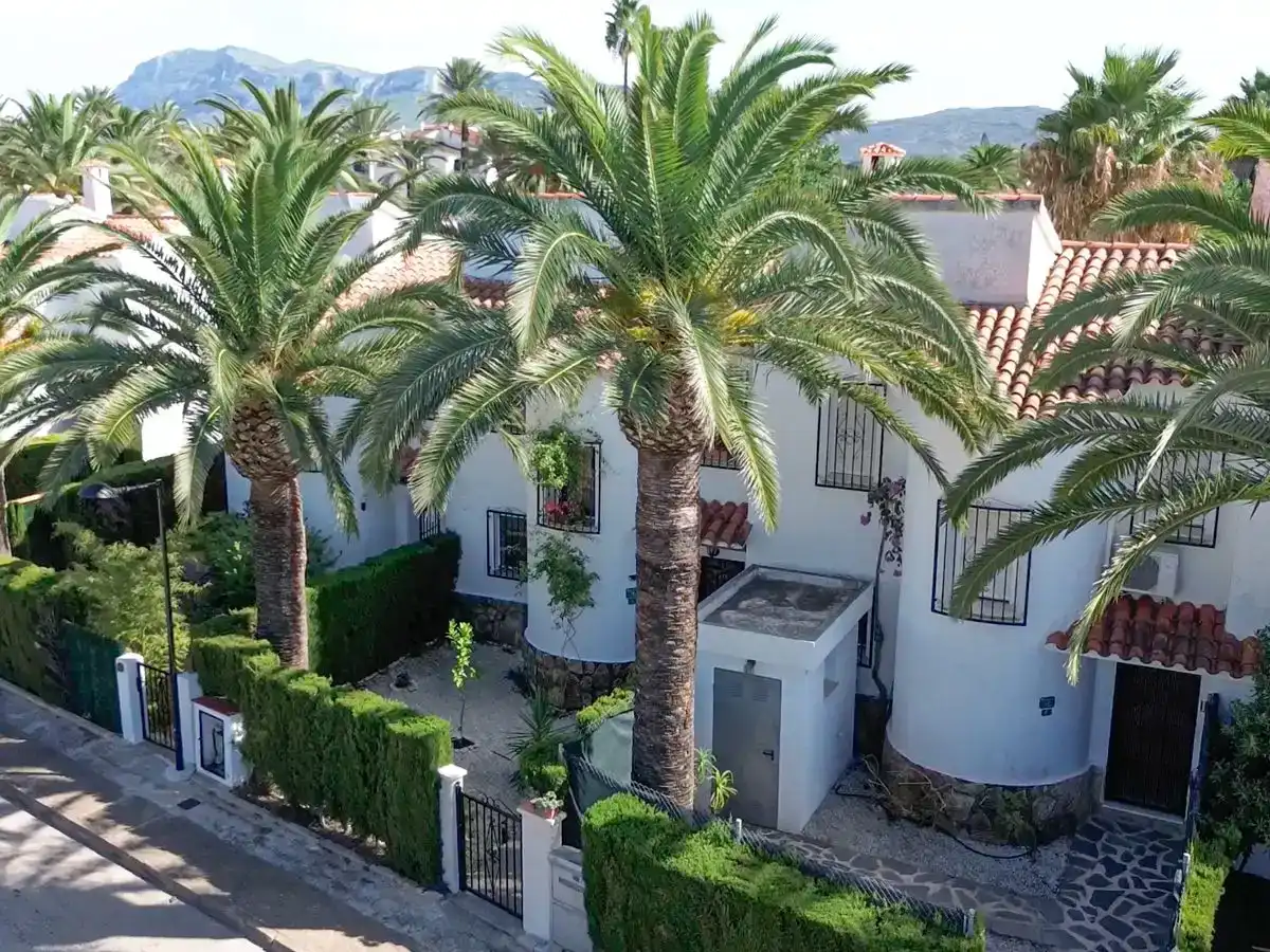 Vista exterior de Casa adosada en venda en Dénia amb Aire condicionat i Piscina