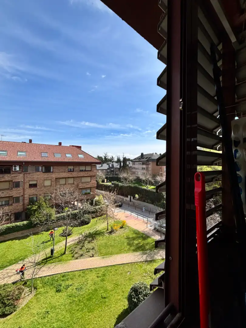 Außenansicht von Wohnung zum Verkauf in Majadahonda mit Klimaanlage, Heizung und Privatgarten