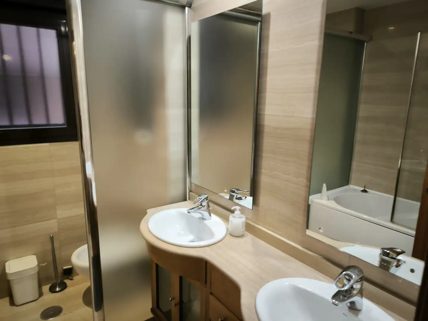 Bathroom of Flat for rent in Madrid  with Air Conditioner, Heating and Private garden