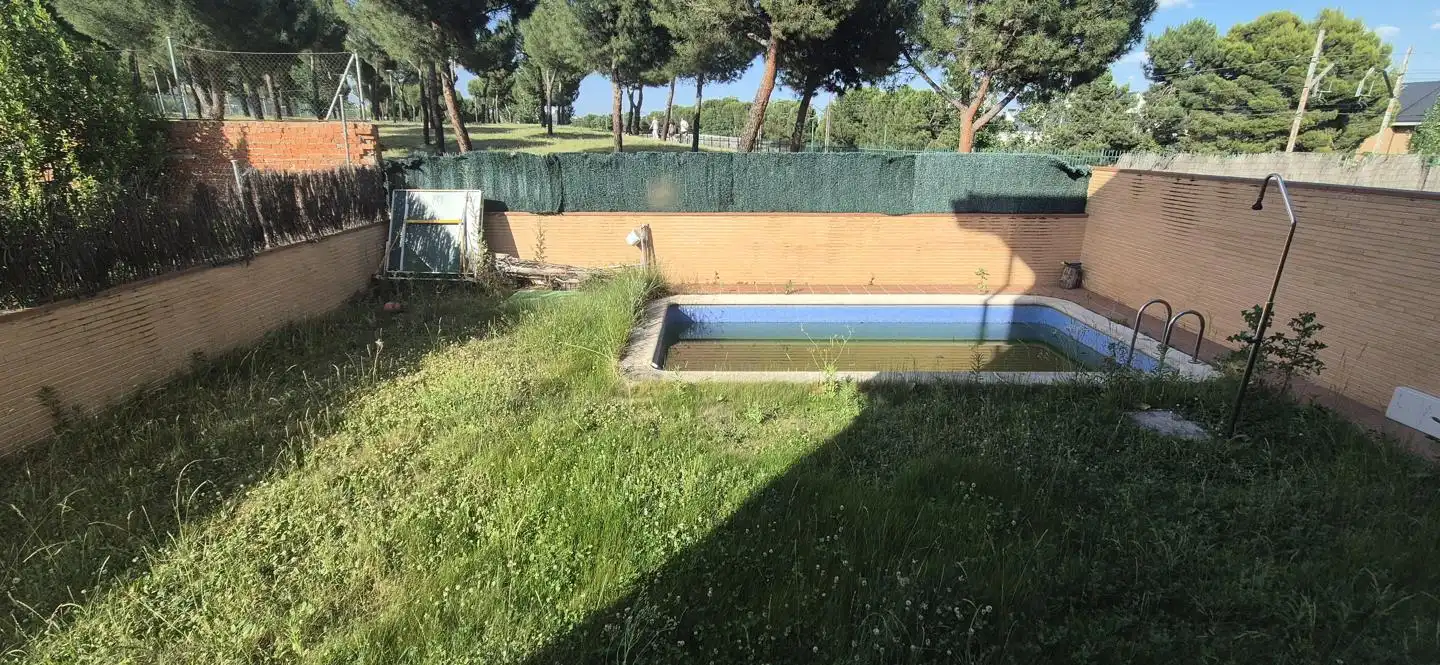 Schwimmbecken von Einfamilien-Reihenhaus zum Verkauf in Pozuelo de Alarcón mit Heizung, Privatgarten und Terrasse