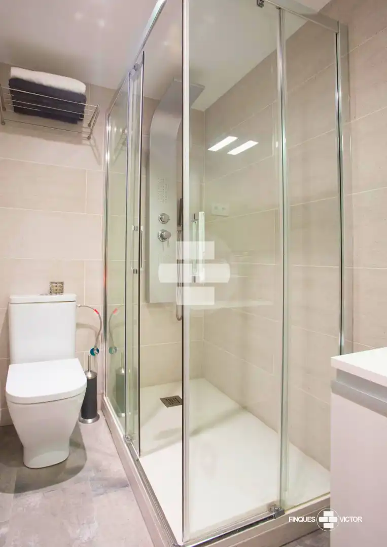 Badezimmer von Wohnung zum Verkauf in Barcelona mit Parkett, Möbliert und Ofen