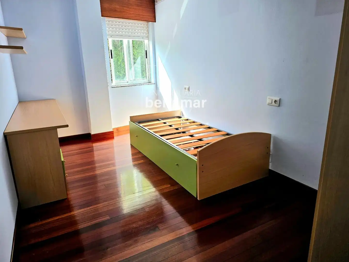 Habitación de Piso en venta en Ribeira con Calefacción, Terraza y Trastero