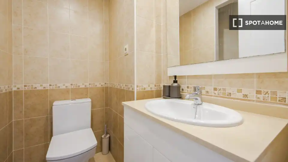 Bathroom of Flat for rent in Madrid  with Air Conditioner, Heating and Furnished